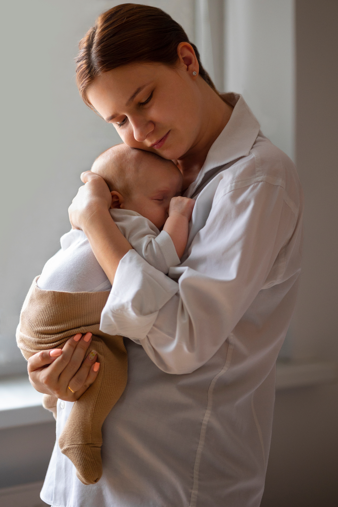Mãe segurando bebê - salário-maternidade